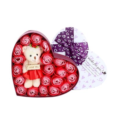 Herzförmige Geschenkbox mit Seifenrosen und Bär Rot - Valentinstag - Muttertag